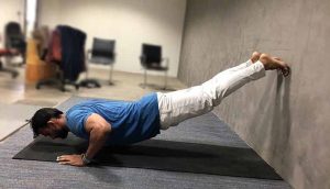 ورزش با دیوار ،ورزش با دیوار؛ ۱۶ حرکت ورزشی برای خانه یا محل کار ،انواع اسکوات ،حرکت صدف در وضعیت اسکوات با دیوار (Wall Squat Clam)