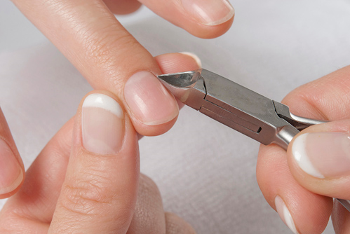 1696994424 517 حکم شرعی و نحوه صحیح کاشت ناخن