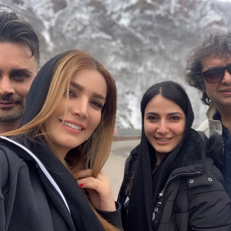 تصویر دسته جمعی سمیرا حسن پور، متین ستوده و همسرانشان + عکس