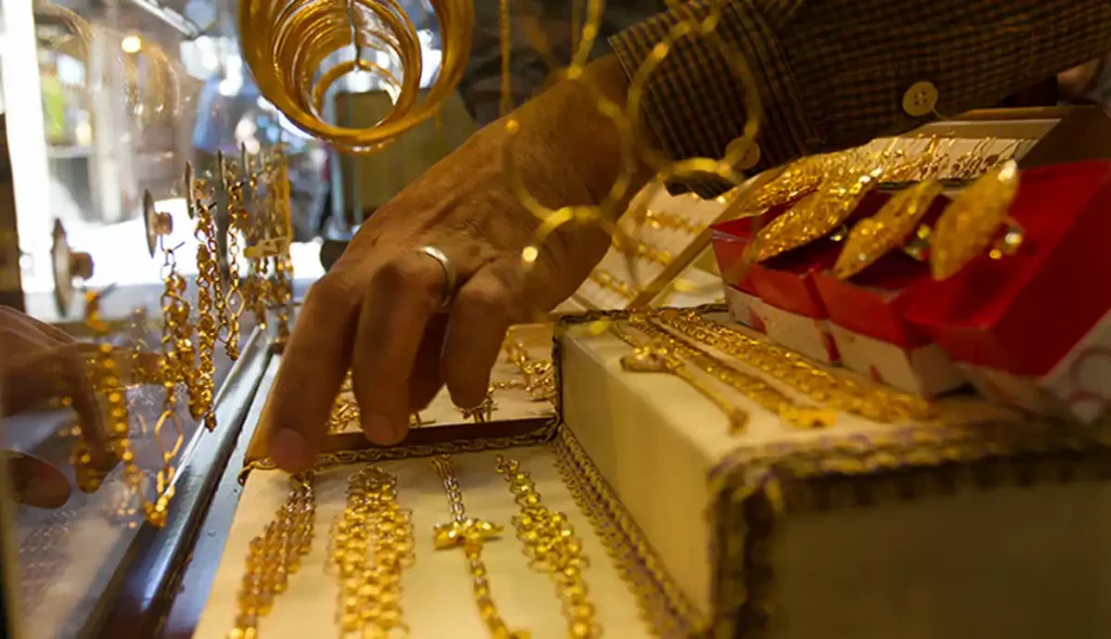 پیش بینی قیمت طلا و سکه 17 مهر 1402 / نوسانات شارپی بازار طلا طبیعی است؟