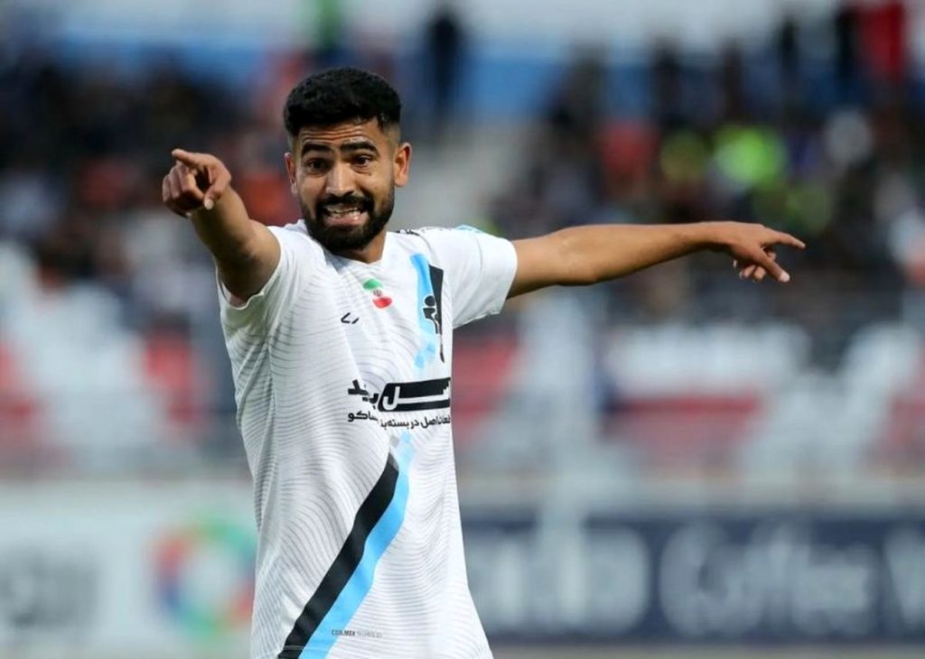 غافلگیری یک بازیکن جلوی چشم خانواده‌اش (عکس)