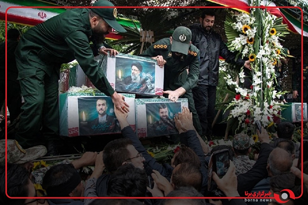 پیکر شهدای خدمت در آغوش مردم در میدان آزادی