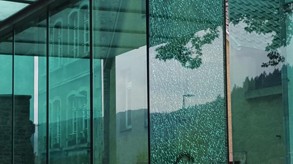 همه‌چیز درباره قیمت شیشه سکوریت: راهنمای جامع برای خرید و سفارش شیشه سکوریت با نصب