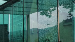 همه‌چیز درباره قیمت شیشه سکوریت: راهنمای جامع برای خرید و سفارش شیشه سکوریت با نصب