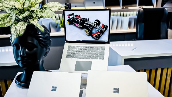 راهنمای جامع انتخاب لپ تاپ دانشجویی در سال 1404: برای دانشگاه چه لپ تاپی بخریم ؟_دلخوش 18 مقایسه شارژدهی لپ تاپهای دانشجویی | چرا شارژدهی برای دانشجویان حیاتی است؟